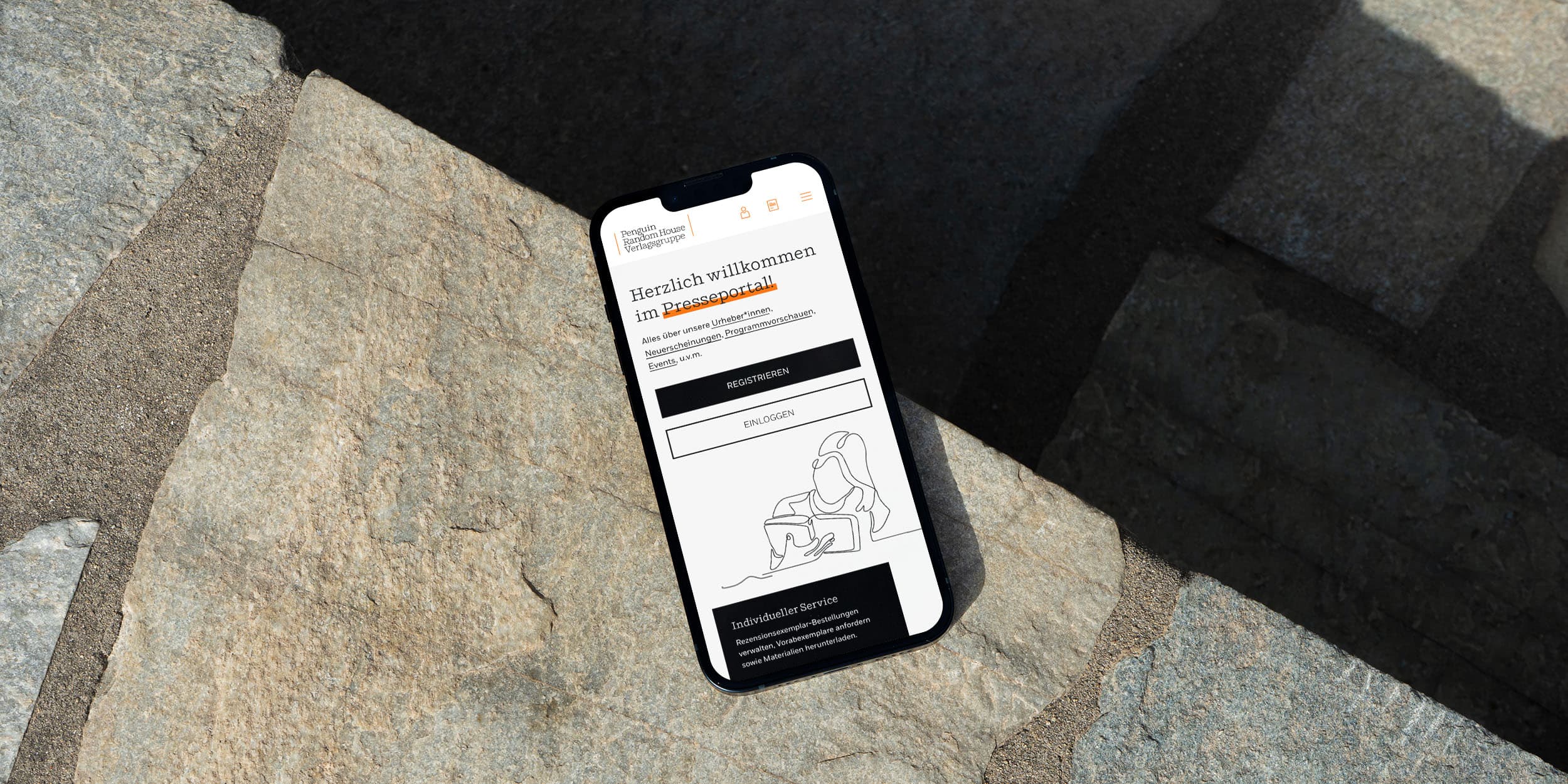 Mobile Mock-Up auf Steintreppe im Sonnenlicht.