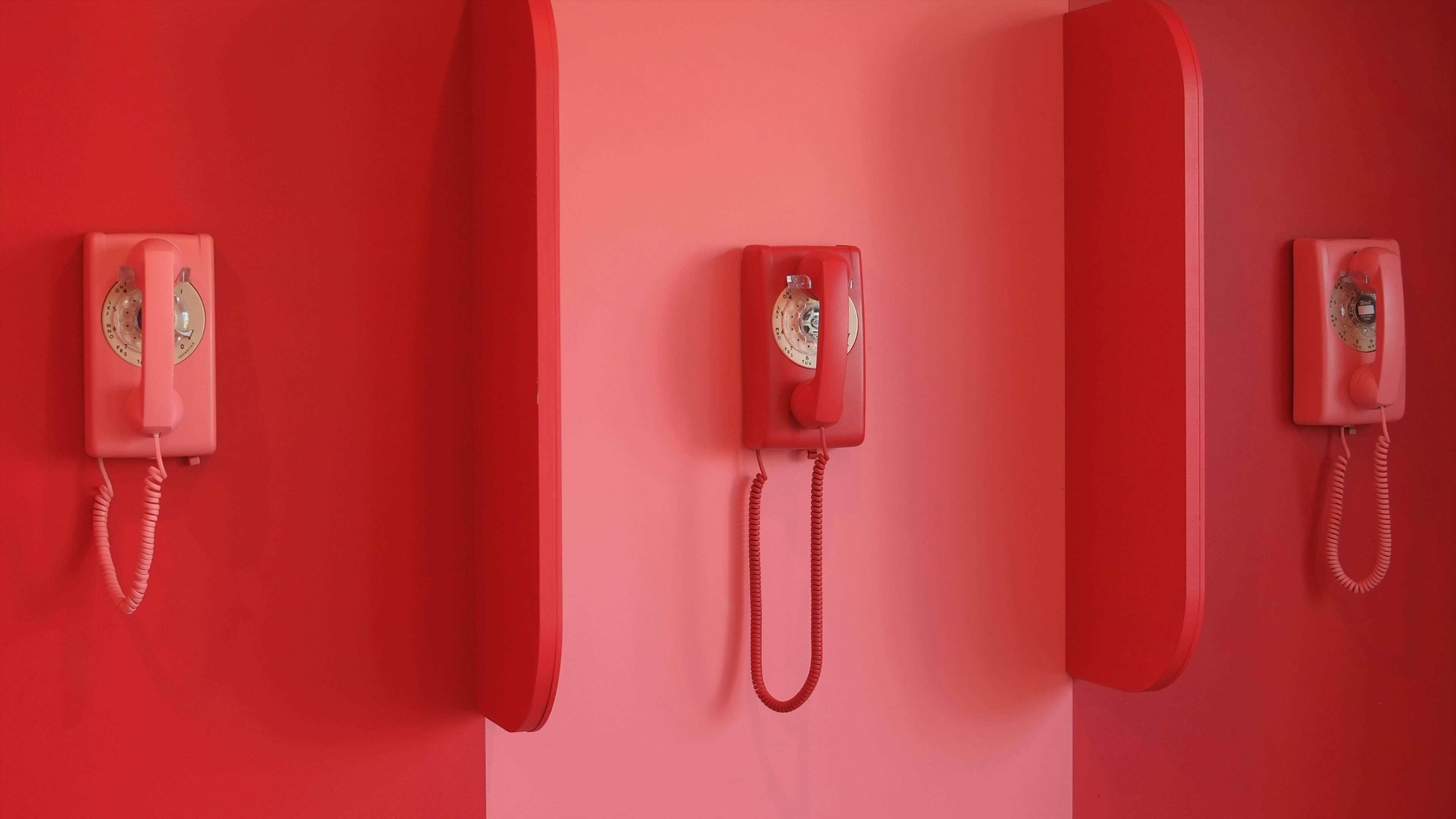 Eine Wand mit Telefonen