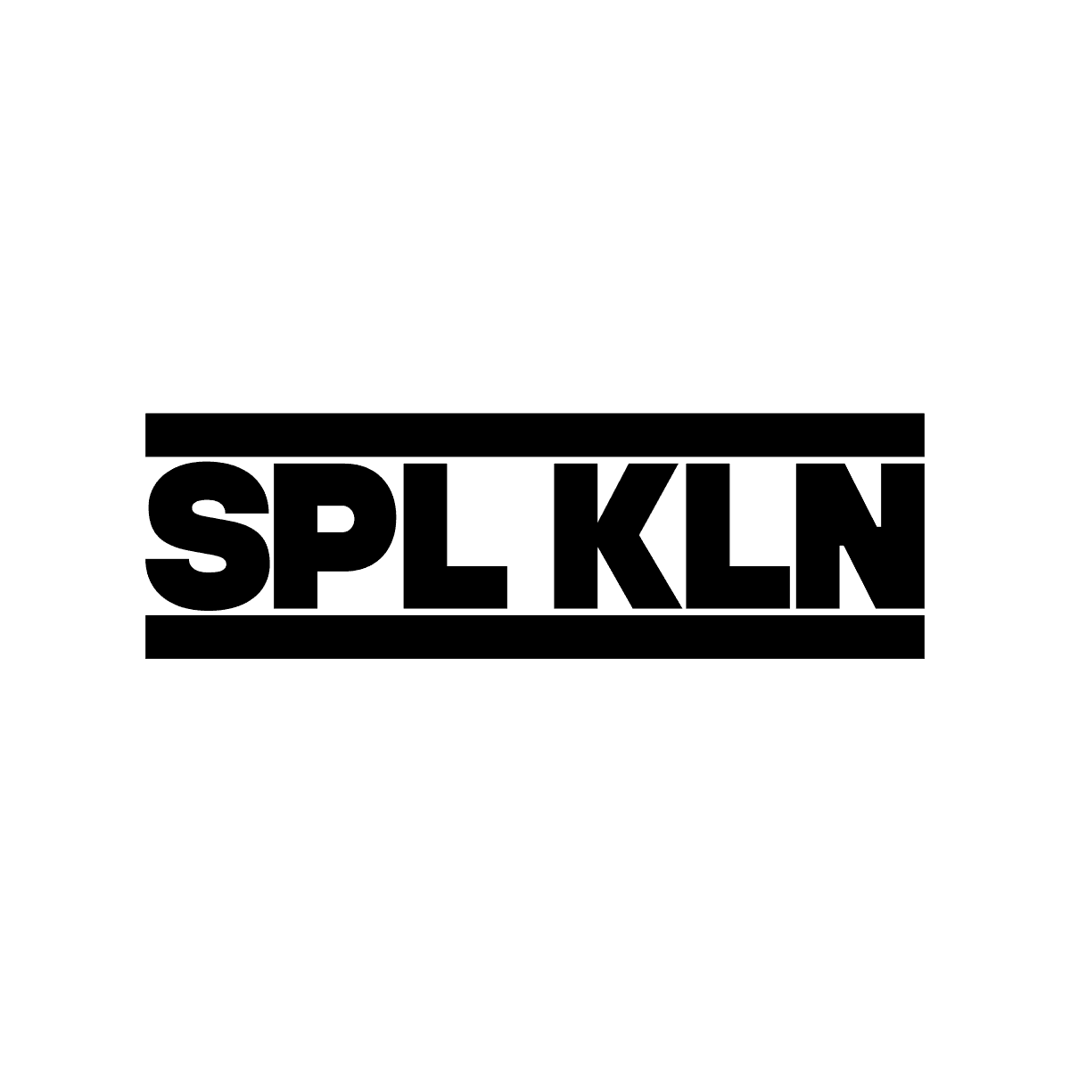 Zeigt das Logo SPL KLN in Versalien mit einer dicken schwarzen Linie direkt unter den Buchstaben, als auch eine dicke schwarze Linie direkt über den Buchstaben. Das Logo ist schwarz auf weißem Hintergrund.